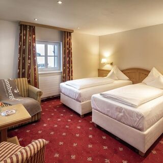 A double room with separate beds and seating
