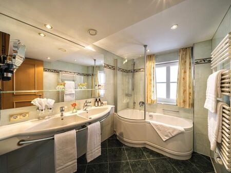 Modernes Badezimmer mit Badewanne und Duschwand