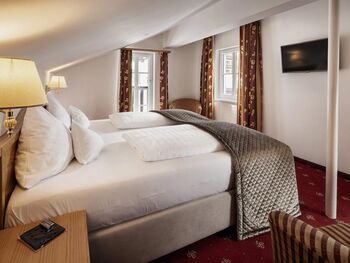 Schlafzimmer mit Doppelbett in der Familiensuite