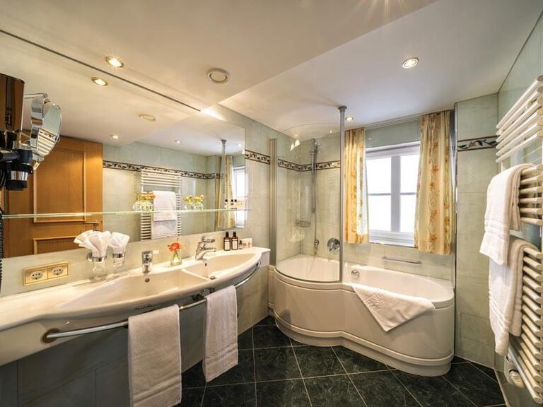 Modernes Badezimmer mit Badewanne und Duschwand