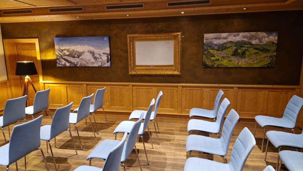 The seminar room at the Hotel Tannbergerhof in Lech is furnished in a modern and rustic style and offers modern equipment for your event.