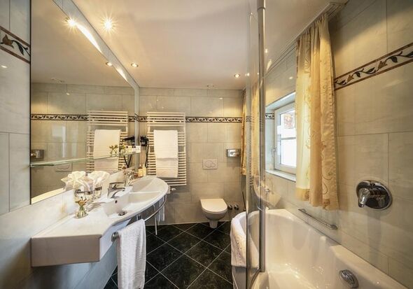 Badezimmer im Doppelzimmer Deluxe im Hotel Tannbergerhof