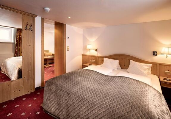 Doppelzimmer mit Durchgang an das angrenzende Wohnzimmer