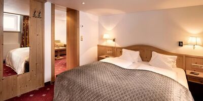 Doppelzimmer mit Durchgang an das angrenzende Wohnzimmer