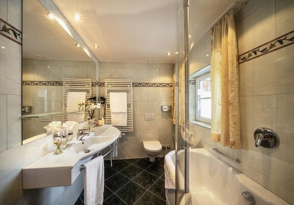 Badezimmer im Doppelzimmer Deluxe im Hotel Tannbergerhof