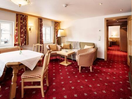 Wohn-Essbereich in der Suite mit Blick auf das Schlafzimmer