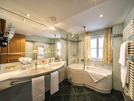 Modernes Badezimmer mit Badewanne und Duschwand