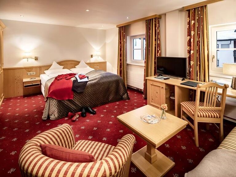 Doppelzimmer mit Doppelbett, Schreibtisch und Sitzecke