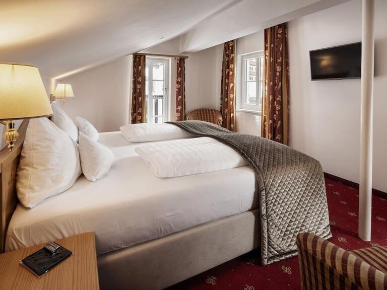 Schlafzimmer mit Doppelbett in der Familiensuite