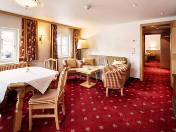 Wohn-Essbereich in der Suite mit Blick auf das Schlafzimmer