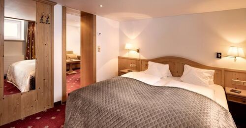 Doppelzimmer mit Durchgang an das angrenzende Wohnzimmer