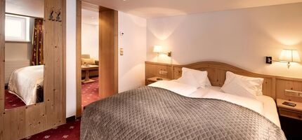Doppelzimmer mit Durchgang an das angrenzende Wohnzimmer