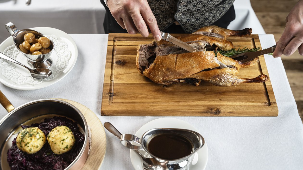 Saisonaler Genuss im Restaurant in Lech Beim traditionellen Ganslessen im Restaurant in Lech am Arlberg wird eine Gans appetitlich angerichtet.