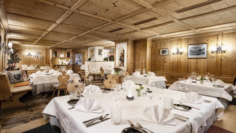 Saisonale Schmankerl und Höhepunkte im Restaurant Martinstüberl Ein rustikal eingerichtetes Restaurant aus Holz, mit weißen Tischdecken © Foto Lehmann