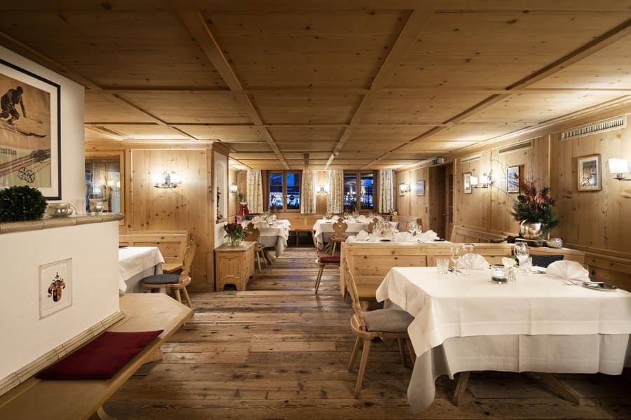 Rustikal eingerichtetes Stuben. Das Restaurant besteht fast ausschließlich aus Holz.