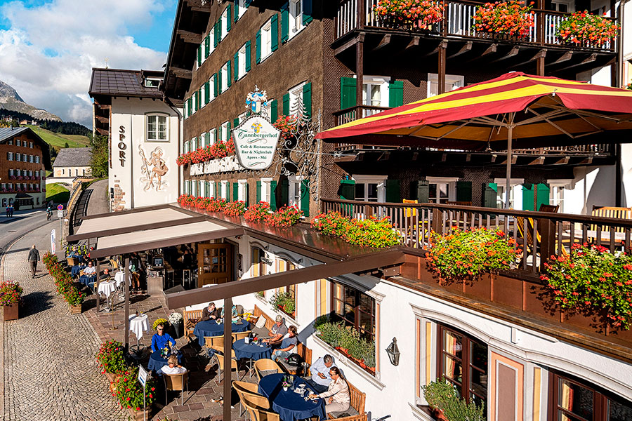 Das Hotel Tannbergerhof mit blumengeschmückter Außenfassade und Sonnenterrasse © Foto Lehmann