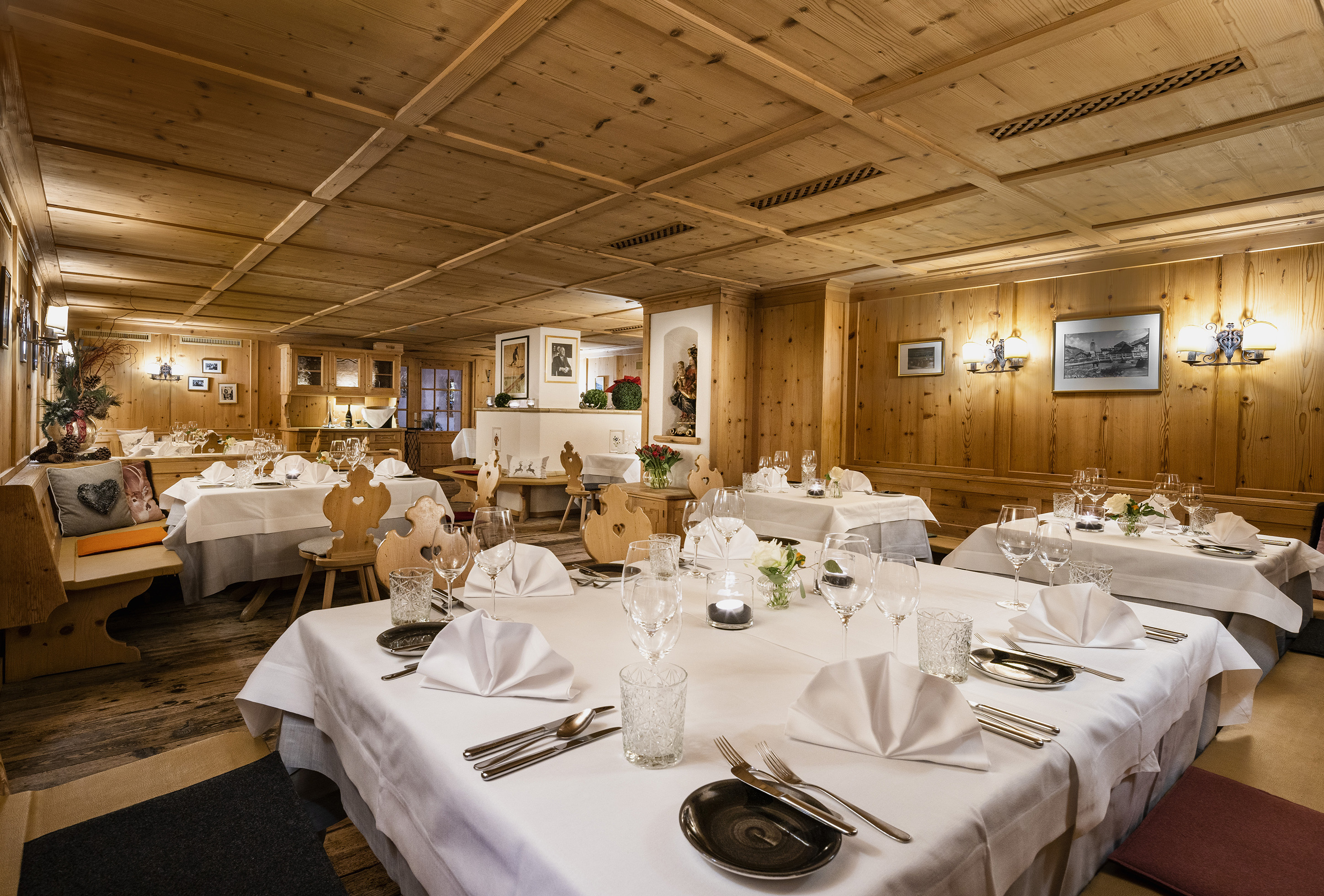 Festively decorated dining room in the Martinstüberl event location in the centre of Lech © Foto Lehmann