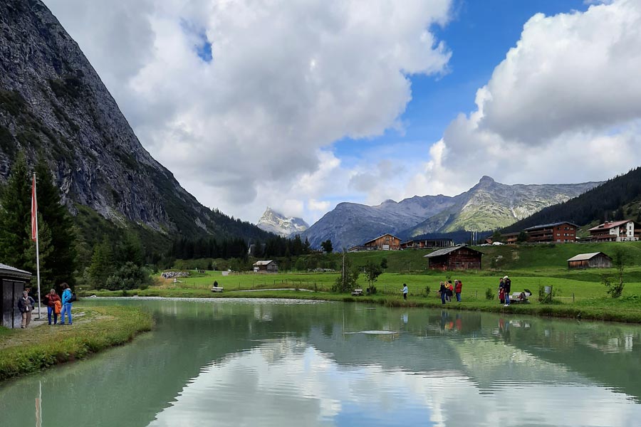 Fischteich mit Aussicht auf die bergige Landschaft