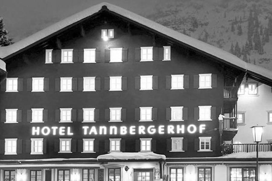 Ein altes schwarz-weiß Bild, welches das Hotel Tannbergerhof im Winter zeigt.