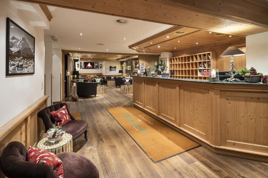 The stylish reception of the Hotel Tannbergerhof with a cosy lounge in the background © Foto Lehmann