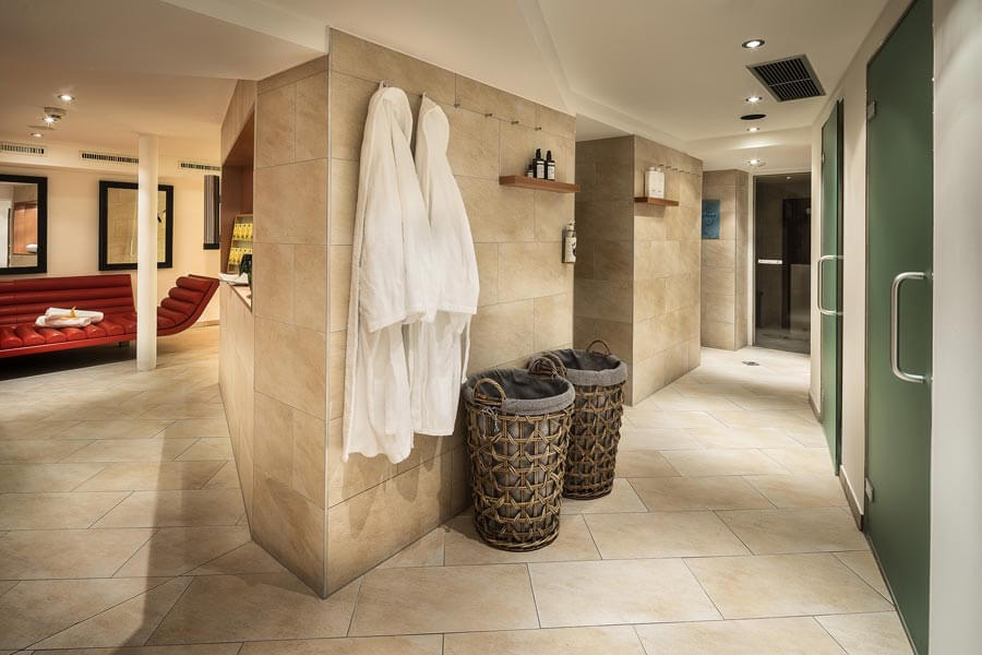 Der Saunabereich im Tannbergerhof in Lech mit Bademänteln, gefliesten Wänden und Sitzlounge © Foto Lehmann