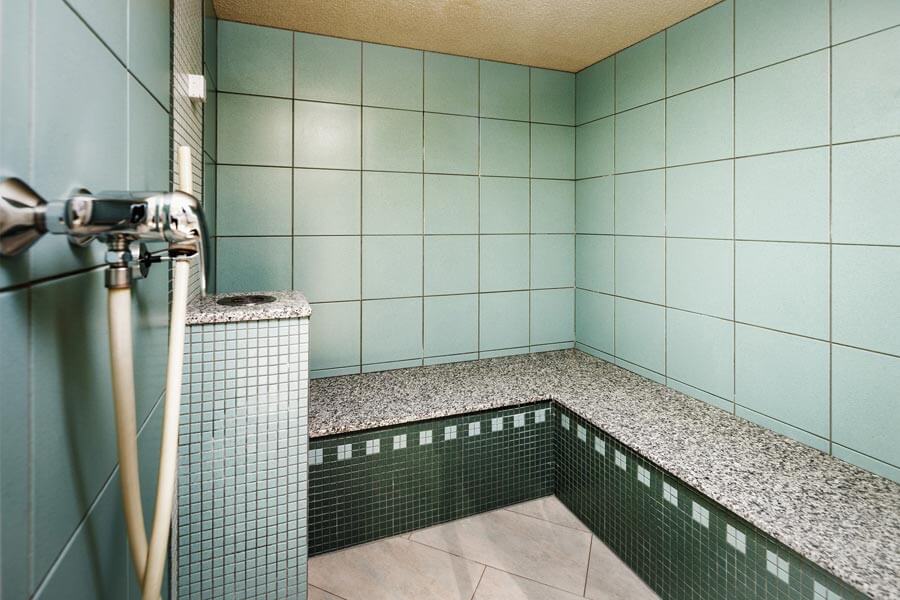 Dampfbad mit Sitzbank und Wandbrause im Saunabereich des Hotel Tannbergerhof in Lech