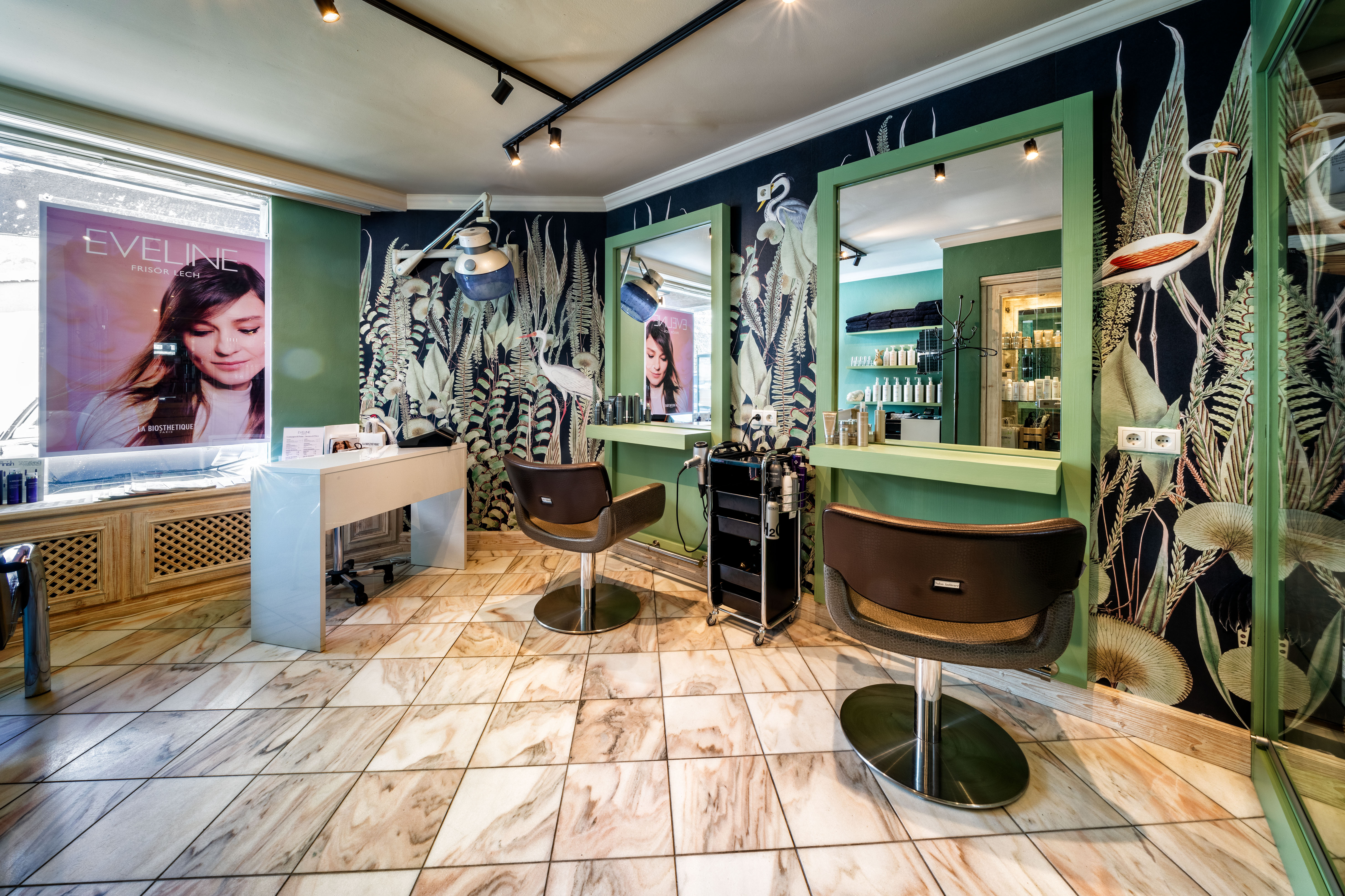 Modernes, stilvolles Ambiente mit professionellen Haardienstleistungen im Frisörsalon Eveline im Hotel "Die Krone von Lech" am Arlberg