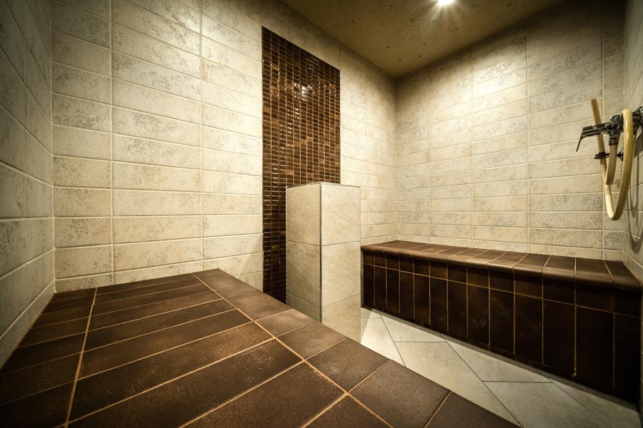 Dampfbad im Tannbergerhof in Lech mit gefliesten Sitzbänken und Wandbrause © Foto Lehmann