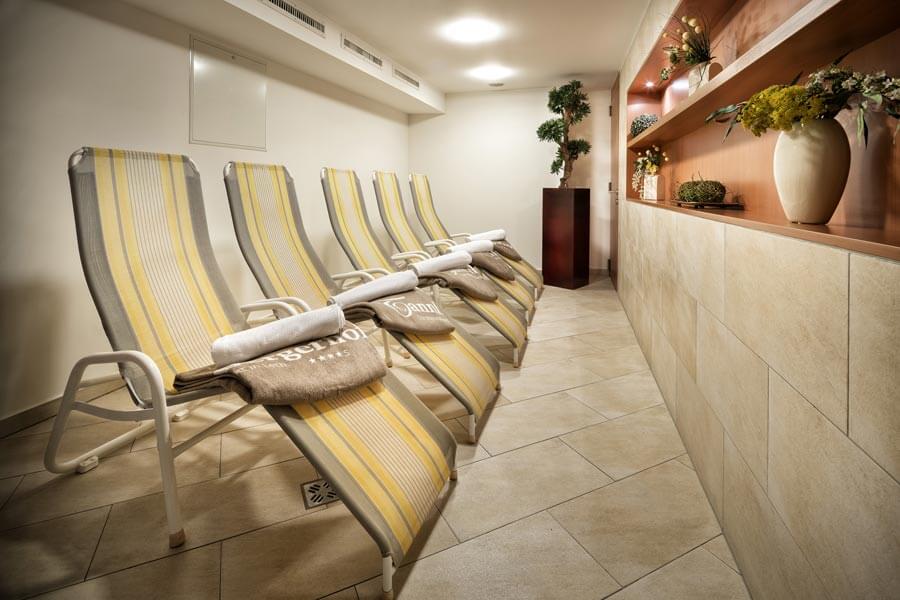 Ruheraum mit mehreren Liegestühlen und Handtüchern im Tannbergerhof in Lech © Foto Lehmann