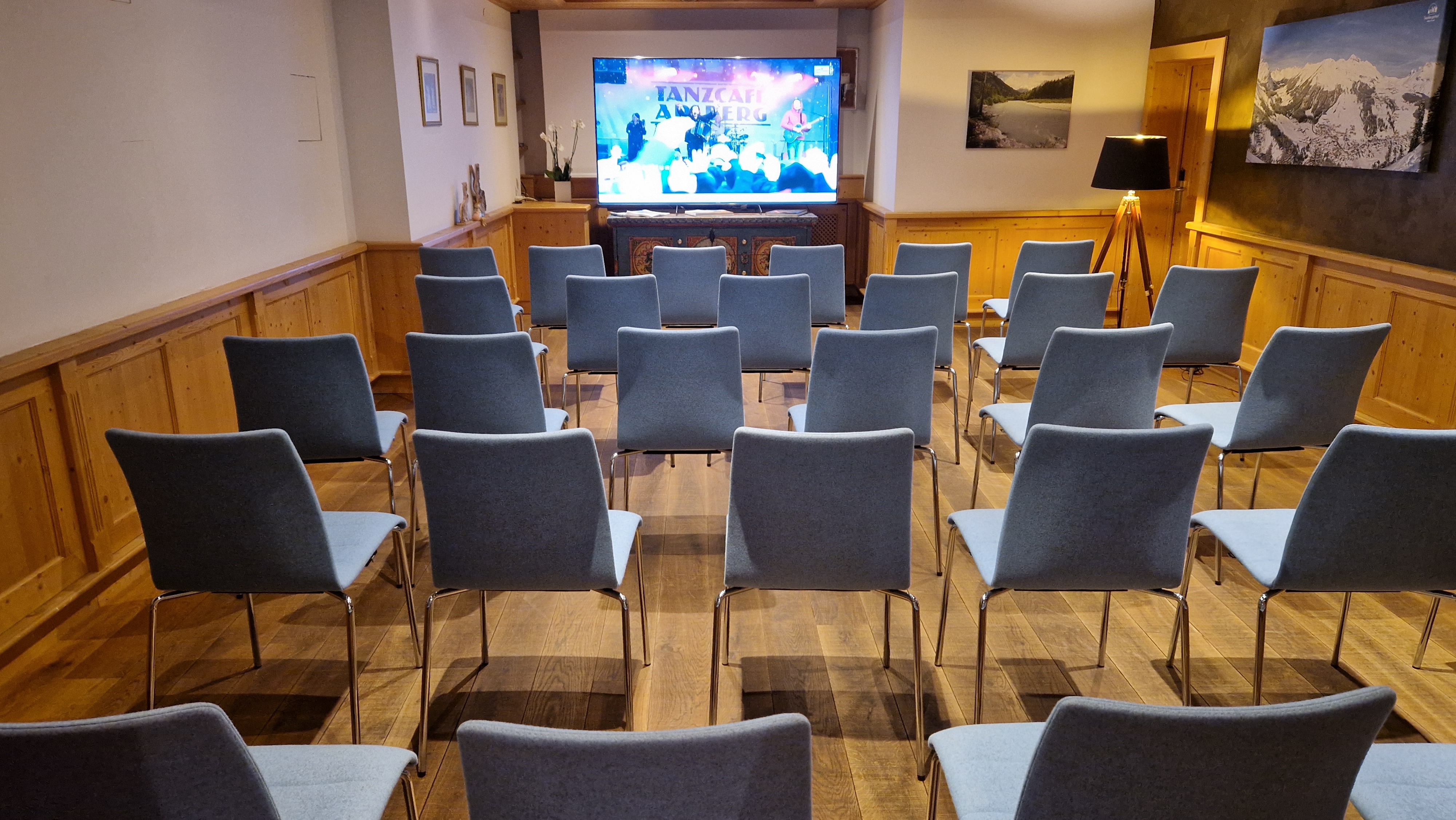 Der Seminarraum in Lech ist modern und rustikal gestaltet - die perfekte Umgebung für Ihre Tagung im Hotel Tannbergerhof