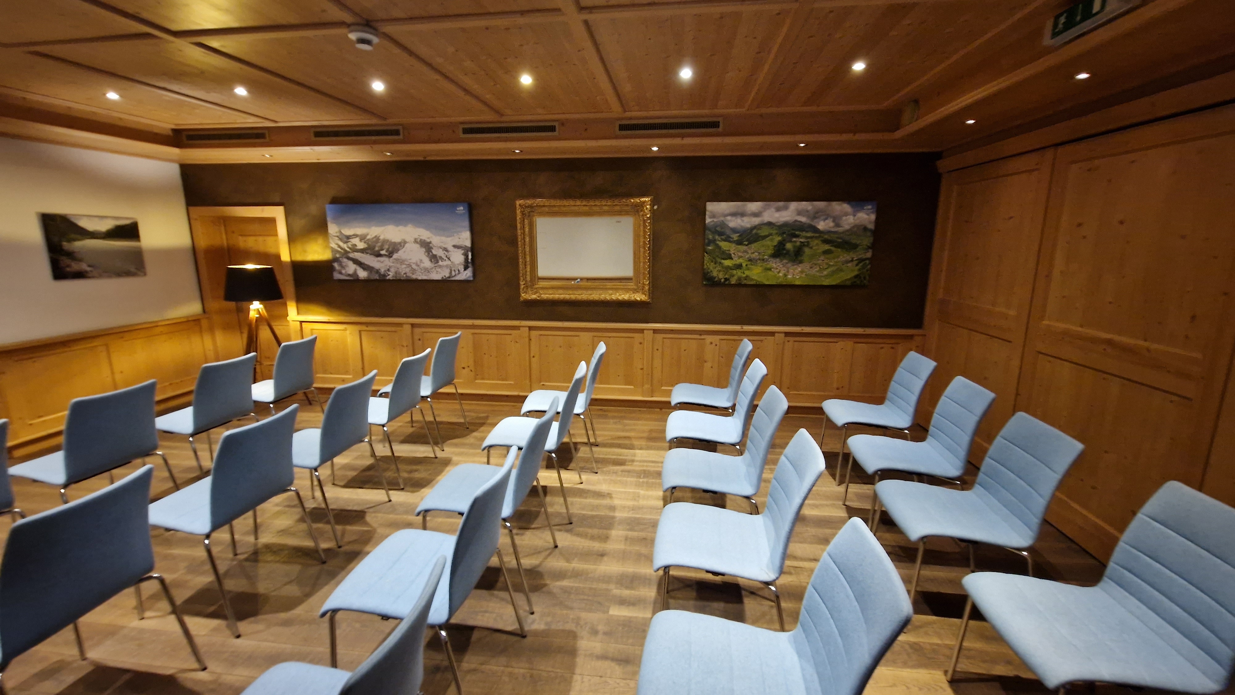 Der mit Holz ausgekleidete Seminarraum am Arlberg verspricht Gemütlichkeit und Produktivität während Ihrer Tagung in Vorarlberg